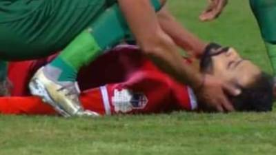 نقل أحمد رفعت إلي المستشفي لإسعافه بعد سقوطه في الملعب