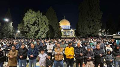 40 ألف فلسطيني يؤدون صلاتي العشاء والتراويح في رحاب المسجد الأقصى المبارك