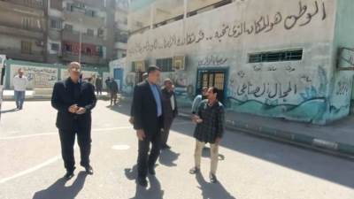 مديرية التعليم بالسويس تكرم "حارسا ليليا" بمدرسة أحبط محاولة سرقة