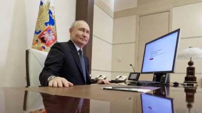 الرئيس الروسى فلاديمير بوتين يدلى بصوته فى الانتخابات الرئاسية