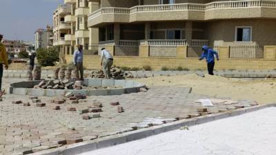 رئيس جهاز الشروق يتفقد مشروع رفع كفاءة الطرق وتنسيق الموقع بحى النادى بالمدينة