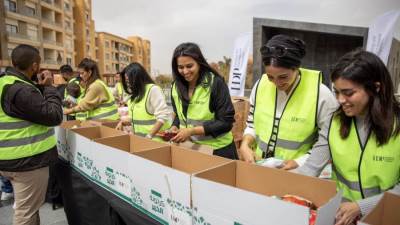 موظفو شركة HDP يشاركون في تعبئة كراتين الخير الغذائية