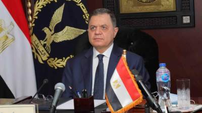 وزير الداخلية يهنئ وزير الدفاع ورئيس الأركان بذكرى العاشر من رمضان