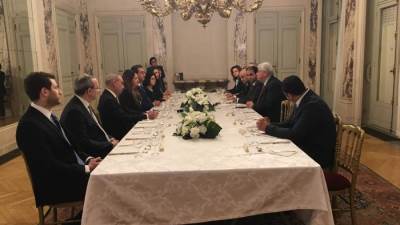 وزير التعليم العالى يعقد اجتماعا مع العلماء المصريين بفرنسا