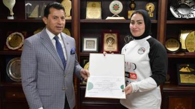وزير الرياضة يكرم اللاعبة علياء ثابت خريجة مشروع "الف حلم.. الف بنت"