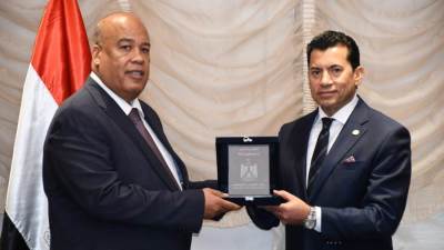وزير الرياضة يشهد مراسم توقيع مذكرة تفاهم مع الغرفة التجارية للتعامل مع ظاهرة الهجرة غير الشرعية