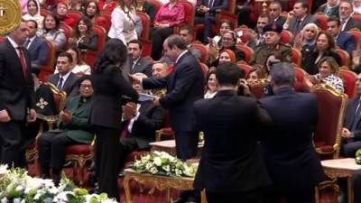مايا مرسى تقدم عددا تذكاريا من "شهادات على العصر الذهبى للمرأة المصرية" للرئيس السيسى