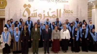 الرئيس السيسي يداعب وزيرة التضامن: "مش تسيبى مكانك إلا لما تاخدى حقك"