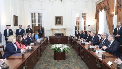 وزير الخارجية يستقبل وزير الخارجية الأمريكي