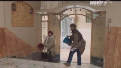 محارب يمسح السلالم من أجل لقمة العيش في الصعيد