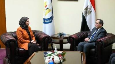 وزير البترول يبحث مع سفيرة البحرين دعم التعاون بين البلدين