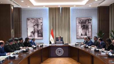 الحكومة تبدأ إجراءات توفير مخزون استراتيجي من السلع الأساسية لضبط الأسواق