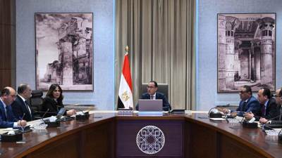 رئيس الوزراء يتابع مع رئيس المركز الوطني لتخطيط استخدامات أراضي الدولة ملفات العمل