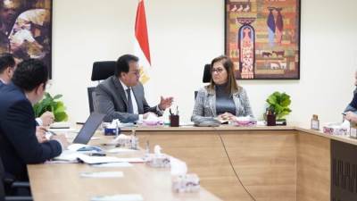 وزيرا التخطيط والتنمية الاقتصادية والصحة يناقشان الخطة الاستثمارية لوزارة الصحة للعام المالي 24/2025