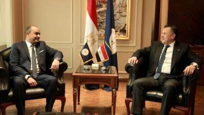  وزير السياحة يعقد اجتماعاً موسع مع قيادات الوزارة لاستعراض ملفات العمل