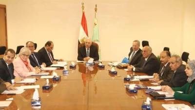 القصير يؤكد على توجيهات الرئيس لتشجيع التمويل للمشروعات الزراعية للمرأة المعيلة