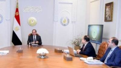 الرئيس السيسى يستعرض مشروع موازنة العام المالى القادم مع وزير المالية ونائبه