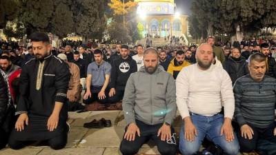 آلاف المواطنين الفلسطينيين يؤدون صلاتي العشاء والتراويح في المسجد الأقصى