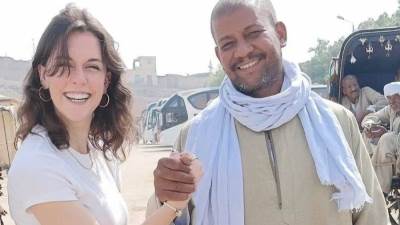 مصري يعثر على شنطة بها 2500 دولار ومشغولات ذهبية ويعيدها لصاحبها رافضًا المكافأة