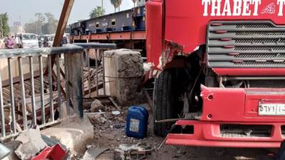 "تريلا" تصطدم بالحاجز الحديدى لنفق الحدادين على طريق إسكندرية الزراعى