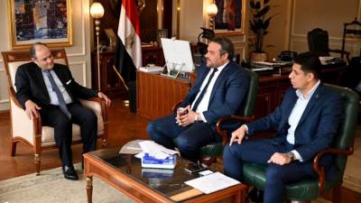 وزير التجارة يستعرض فرص ومقومات الاستثمار في مصر ومشروعات الشركة الحالية والمستقبلية بالسوق المصري