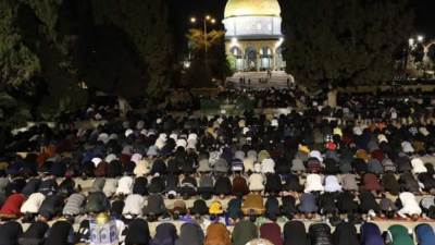 120 ألف شخص يؤدون صلاتي العشاء والتراويح في المسجد الأقصى