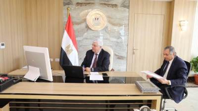 عاشور يؤكد على أهمية التكامل والتعاون بين الجامعات المصرية والمراكز والمعاهد والهيئات البحثية