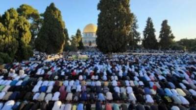 أوقاف القدس: 125 ألف مصل أدوا صلاة الجمعة الثالثة من رمضان بالمسجد الأقصى