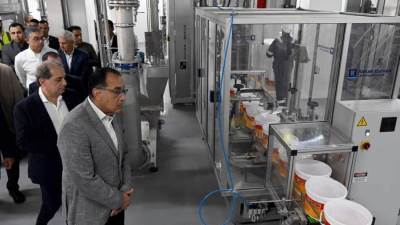 رئيس الوزراء يزور مصنع "يوتن" للدهانات البويات الصناعية 