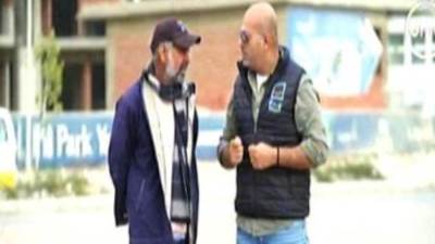 "حياة كريمة" يهدى بائع مصاحف ميدالية و50 ألف جنيه بسبب موقف إنسانى