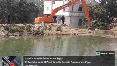 قطع بجسر ترعة السويس بطول 20 مترًا.. و"الري" تدفع بمعدات الصيانة