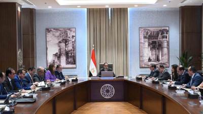 رئيس الوزراء يتابع موقف برنامج الطروحات الحكومية