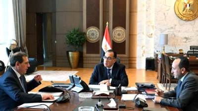 رئيس الوزراء يتابع مع وزير البترول عددا من ملفات العمل وموقف توفير الاحتياجات البترولية