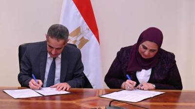 وزيرة التضامن ومحافظ الغربية يوقعان عقد تمليك مقر لبنك ناصر بمنطقة أبراج عبد المنعم رياض بطنطا