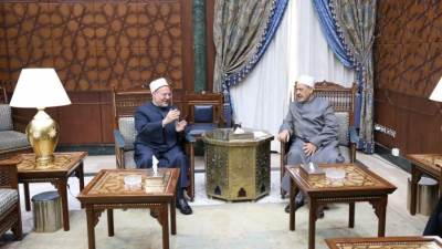 مفتي الجمهورية يهنئ الإمام الأكبر شيخ الأزهر بمناسبة قرب حلول عيد الفطر