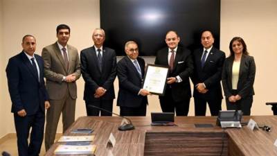 وزير التجارة يتسلم شهادة المواصفة القياسية الدولية لنظام إدارة المؤسسات التدريبية