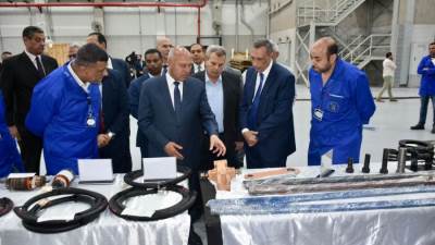 وزير النقل يتفقد ورش إيرماس المتخصصة في صيانة الجرارات