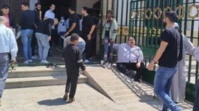 مروان محسن يودع والده بعد أداء صلاة الجنازة بحضور نجوم الكرة