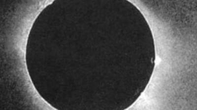 تعرف على تفاصيل حالة كسوف الشمس من مركز المناخ