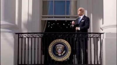 بايدن ساخراً من ترامب : "لا تكونوا سخفاء وارتدوا النظارات الواقية عند كسوف الشمس"