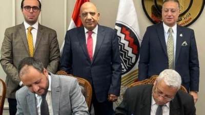 وزير قطاع الأعمال العام يشهد توقيع الاتفاق مع "جلوبال أتاك" الإسبانية لكلسنة وتصنيع الكاولين اللازم