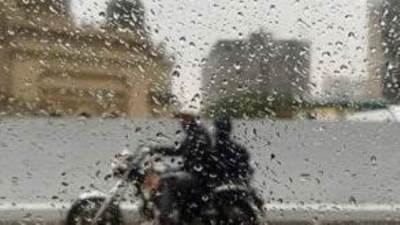 سقوط أمطار متفاوتة الشدة على مناطق متفرقة بالقاهرة الكبرى الآن