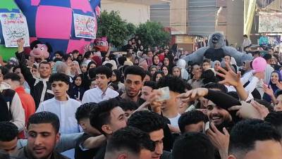 توزيع عيدية وهدايا على المواطنين فى ساحات الاحتفال بعيد الفطر بالدقهلية