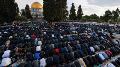 الفلسطينيون يتحدون حرب الإبادة.. الآلاف يؤدون صلاة العيد ويحتفلون مع أبناء الشهداء