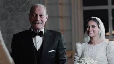 الفنان حمدى هيكل يحتفل بزفاف ابنته على طريقة مشهد أبو موتة