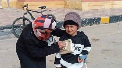 توزيع الهدايا والألعاب وكعك العيد على الفلسطينيين بحى السبيل بالعريش