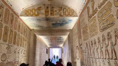 سياح العالم يحتضنون سحر الفراعنة في مقابر وادى الملوك غرب الأقصر