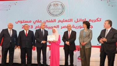 حجازي يكرم 30 خريج من أوائل المدارس الفنية المختلفة