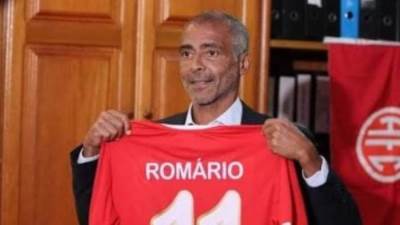 عودة روماريو إلى الملاعب في سن الـ58 عاماً من أجل نجله
