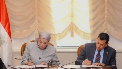 وزيرا الرياضة والبيئة يوقعان بروتوكول تعاون لبناء قدرات الشباب فى العمل البيئي